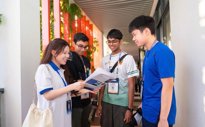 Các tình nguyện viên nhiệt tình hỗ trợ thí sinh. Ảnh: BTC