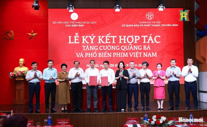 Đại diện Cơ quan Báo và Phát thanh, Truyền hình Hà Nội và Cục Điện ảnh (Bộ VHTTDL) ký kết Biên bản ghi nhớ hợp tác, mở ra cơ hội đưa nhiều tác phẩm điện ảnh Việt Nam đến gần hơn với khán giả Thủ đô. Ảnh: BTC