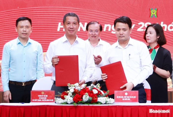 Lễ ký kết Biên bản ghi nhớ hợp tác tăng cường quảng bá, phổ biến phim Việt Nam giữa Cơ quan Báo và Phát thanh, Truyền hình Hà Nội và Cục Điện ảnh (Bộ VHTTDL). Ảnh: BTC