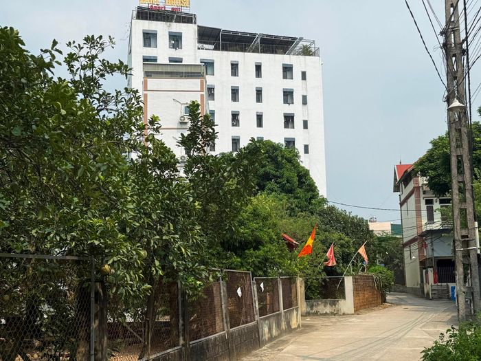 Công trình nhà cao tầng cho sinh viên thuê ở khu vực Tân Xã, Thạch Thất thuộc diện bị chính quyền cắt điện, nước do vi phạm quy hoạch xây dựng. Ảnh Minh Thuý