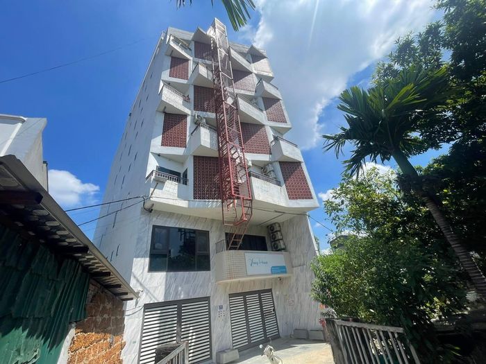Một công trình xây dựng tại thôn Tân Xã 1, Hạ Bằng đã dừng hoạt động sau khi chính quyền ra quyết định dừng cấp điện, nước. Ảnh Minh Thuý