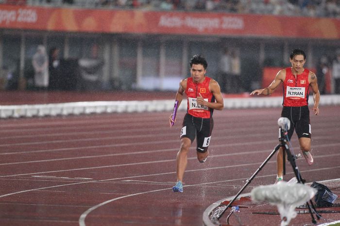 Đội tiếp sức nam Việt Nam về cuối do Ngọc Khánh rơi gậy. Ảnh: Bùi Lượng