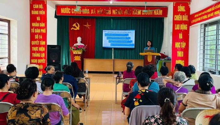 Cán bộ BHXH cơ sở Long Biên tuyên truyền những điểm mới của chính sách đến người dân người dân phường Bồ Đề. Ảnh: PV