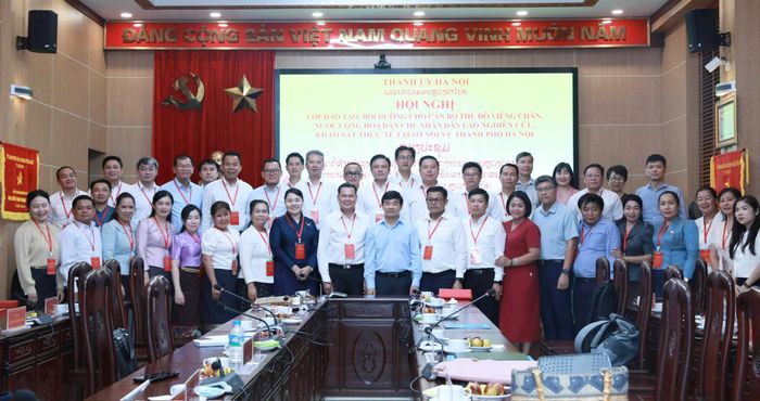 Đại biểu thành phố Hà Nội và Đoàn cán bộ Thủ đô Viêng Chăn chụp ảnh lưu niệm. Ảnh: PV