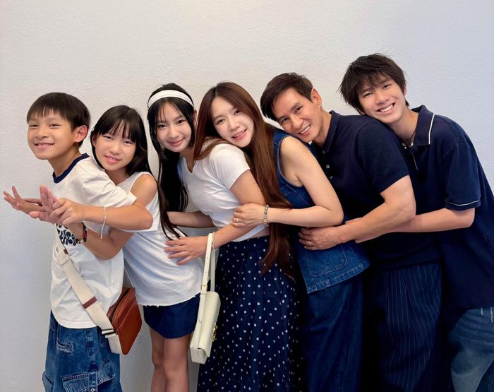 Theo Minh Hà, các con chuẩn bị quà sau giờ học, giữ bí mật để khiến bố bất ngờ. Trước đó, các bé cũng tự làm quà tặng cô dịp sinh nhật hồi tháng 3.