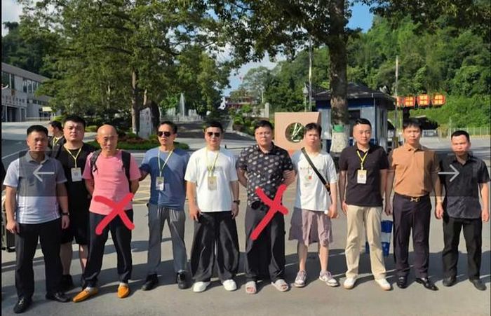 Công an thành phố Bắc Ninh bàn giao 2 đối tượng truy nã Huang Gensheng và Li Fang Han, cho Cơ quan chức năng Trung Quốc. Ảnh: Công an TP Bắc Ninh