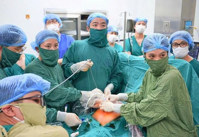 Ê-kip các bác sĩ Trung tâm Y học bào thai thực hiện ca phẫu thuật FETO đầu tiên tại Việt Nam. Ảnh: BVCC.