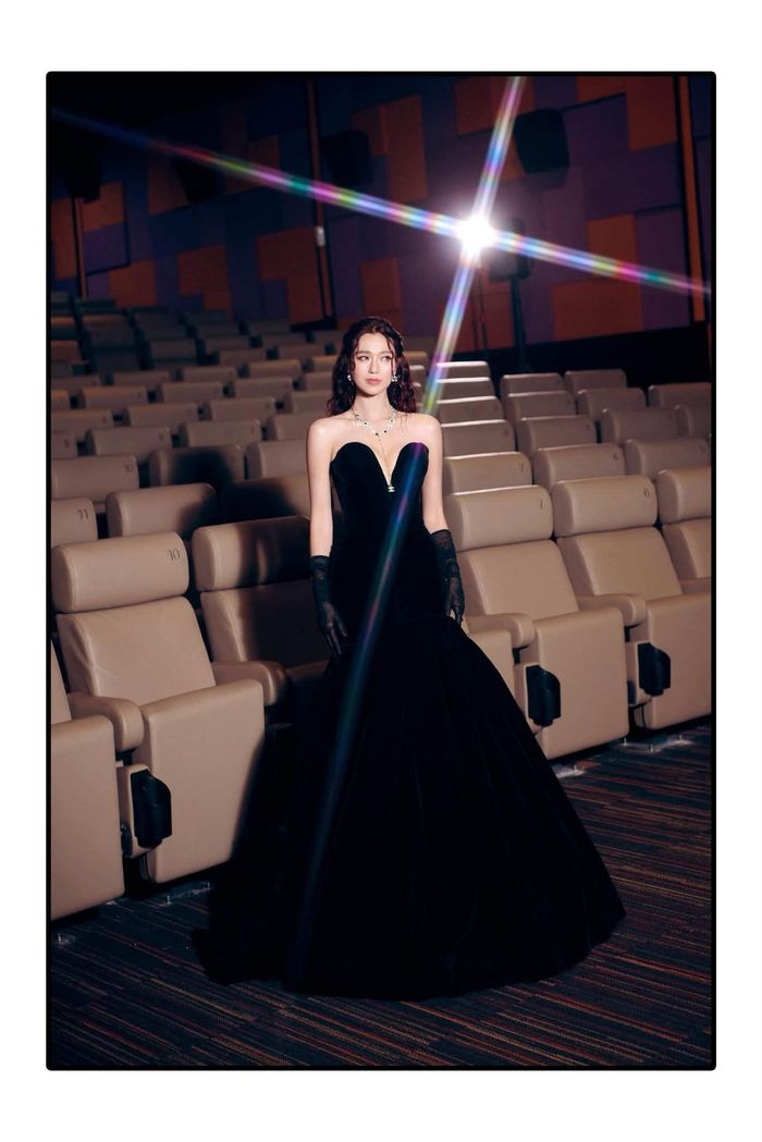 Ở tuổi U40, Khánh My vẫn giữ được vẻ ngoài trẻ trung, sắc sảo và đặc biệt nổi bật.