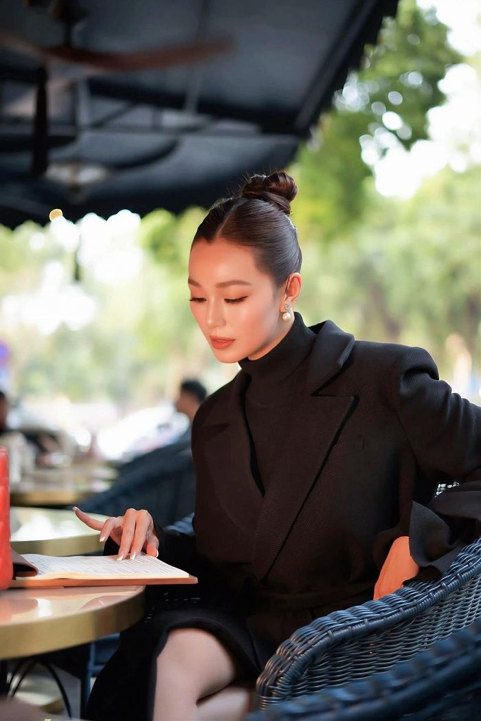 Cô chia sẻ quan điểm rằng phụ nữ hiện đại hoàn toàn có thể tự chủ cuộc sống, tự kiếm tiền và tận hưởng hạnh phúc một mình mà không cần phụ thuộc vào một tấm chồng.