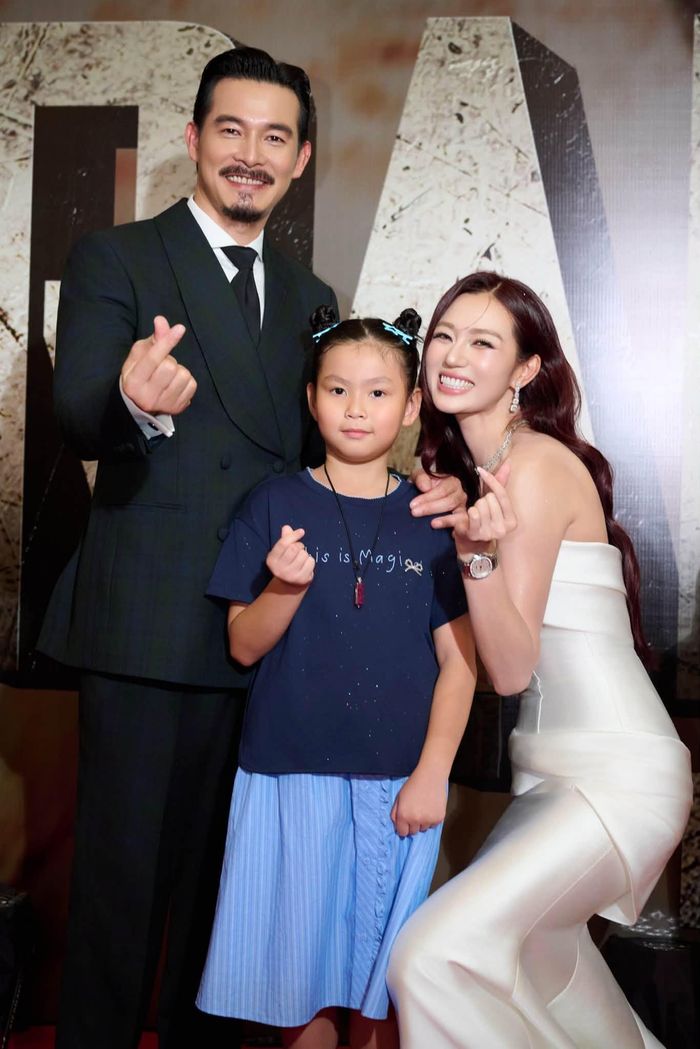 Trái ngược với hình ảnh tiều tuỵ trên phim, trong những buổi cinetour, người đẹp sinh năm 1991 thường chọn đầm giúp cô khoe bờ vai, vòng eo và thần thái quyến rũ. 