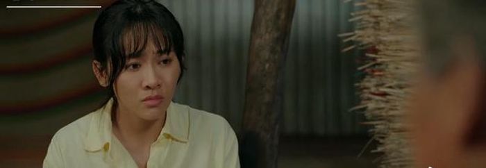 Bà ngoại của Phù Sa ủng hộ con đường đấu tranh của Chơn để tránh sạt lở bờ sông. Ảnh VTV