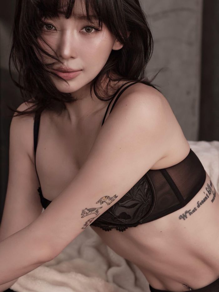 Trước đó, nữ ca sĩ cũng gây chú ý khi đăng tải loạt ảnh "bỏng mắt". Cô được khán giả khen nổi bật với mái tóc bob phần mái thưa và ngoại hình tươi tắn, quyến rũ.