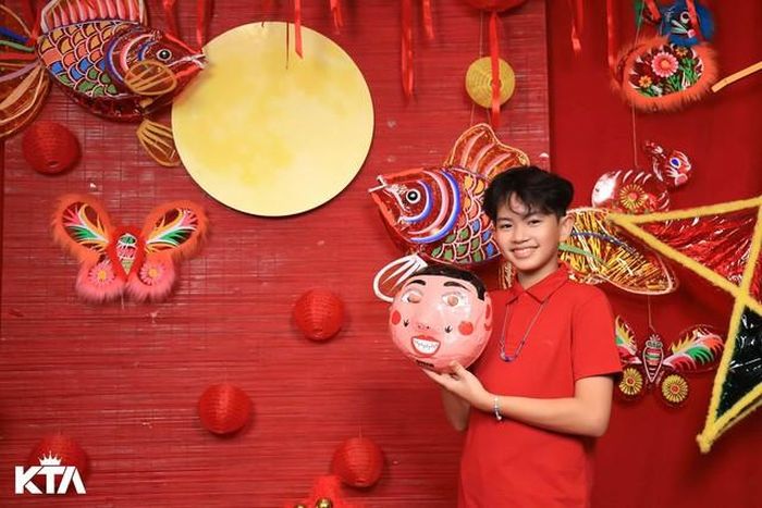 Ở tuổi 11, Kubi đã có sự thay đổi rõ rệt về ngoại hình. Khánh Thi từng chia sẻ con trai đạt khoảng 1,62 m và đã vượt chiều cao của mẹ, xấp xỉ bố Phan Hiển. Nữ kiện tướng cũng nhận xét Kubi ngày càng giống bố từ vóc dáng, gương mặt đến thần thái. Không chỉ lớn nhanh, Kubi còn được bố mẹ định hướng theo con đường thi đấu dancesport chuyên nghiệp. So với hai em, cậu là người thể hiện rõ nhất sự hứng thú với bộ môn mà bố mẹ đã dành phần lớn sự nghiệp để theo đuổi. Theo chia sẻ của Khánh Thi, cả ba con đều có năng khiếu nhất định với dancesport nhưng Kubi là người yêu thích và muốn tập luyện nghiêm túc hơn.