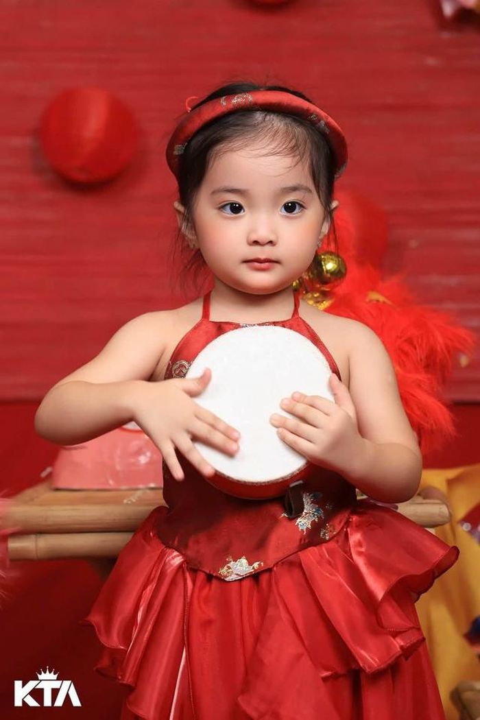 Ở tuổi lên 3, Lisa cũng bắt đầu làm quen với môi trường nghệ thuật của gia đình. Theo Phan Hiển, khoảng hai tháng qua, cô bé được học luân phiên ballet, hiphop, dancesport và catwalk tại trung tâm nghệ thuật của bố mẹ.