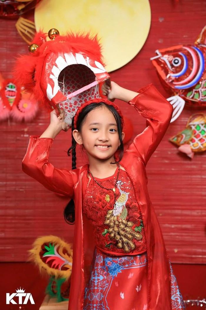 Nếu Kubi khá nổi bật với dancesport thì Anna lại có màu sắc khác. Con gái thứ hai của Khánh Thi và Phan Hiển hiện 8 tuổi.