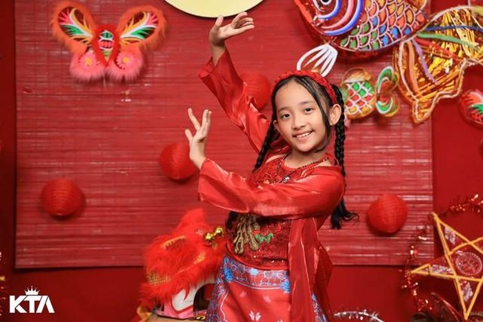 Anna từng được bố mẹ cho tiếp xúc với dancesport từ nhỏ, song không quá mặn mà với việc theo đuổi bộ môn này chuyên nghiệp như anh trai. Vợ chồng Khánh Thi vì thế không đặt áp lực để con phải đi theo con đường của bố mẹ.