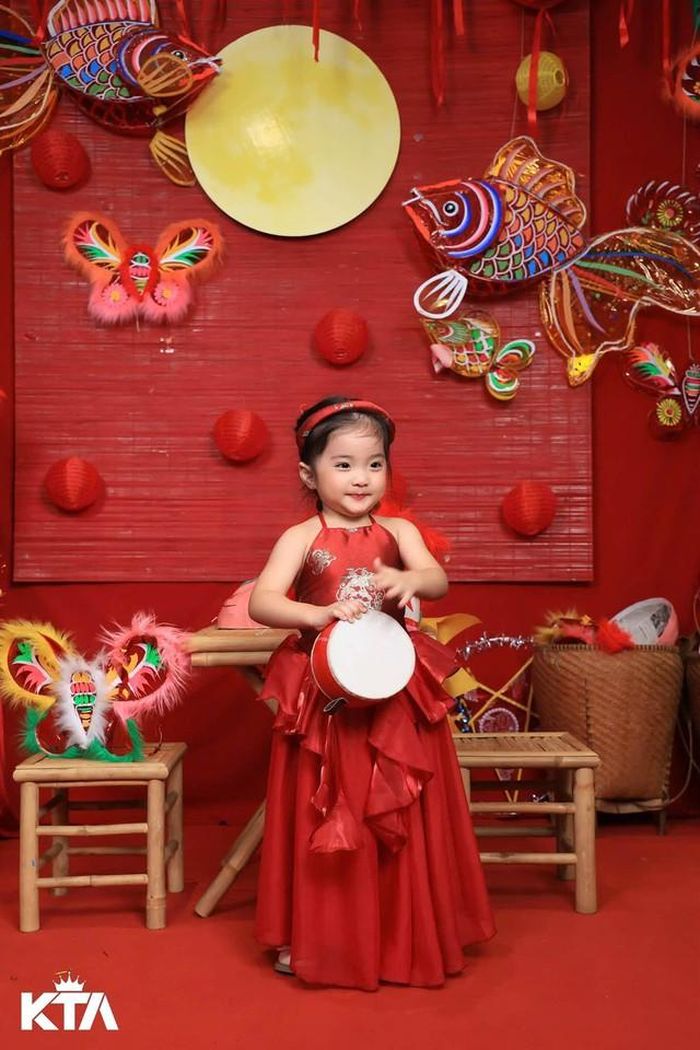 Bé út nhà Khánh Thi là Lisa, cô bé sinh tháng 9/2023 và vừa đón sinh nhật 3 tuổi vào ngày 9/9/2026.Ngay từ khi còn nhỏ, Lisa đã thường xuyên xuất hiện trên trang cá nhân của bố mẹ. Khánh Thi gọi con gái út bằng biệt danh "em bé bánh bao" bởi gương mặt tròn trịa, má phúng phính. Trong những bộ ảnh gần đây, cô bé gây chú ý với vẻ ngoài đáng yêu cùng những biểu cảm tự nhiên, tinh nghịch.
