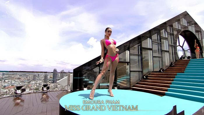 Hoa hậu Emoura Phạm gây sốt khi tự tin catwalk trên bậc thang trong phần thi Swimsuit tại Miss Grand International 2026.