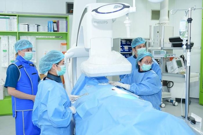 TS.BS Phạm Trần Linh và ekip thực hiện một ca can thiệp cho bệnh nhân. Ảnh: BVCC