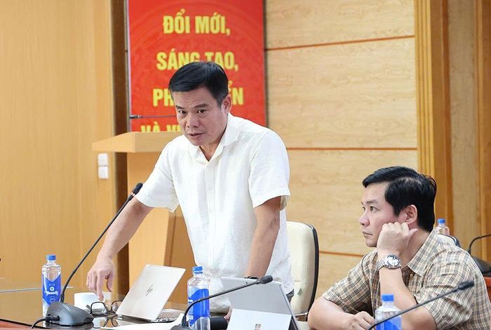 Giám đốc Trung tâm Thông tin Y tế Quốc gia Đỗ Trường Duy báo cáo. Ảnh: Trần Minh