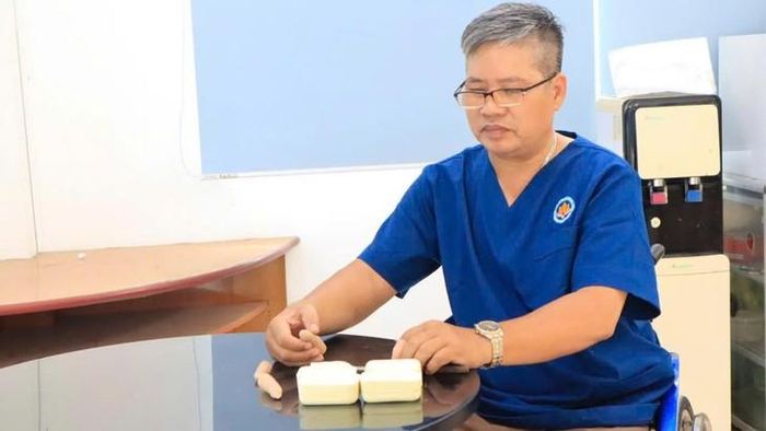 Anh Đặng Văn Trường miệt mài tạo nên những ngón tay giả cho người bệnh. Ảnh: H.V