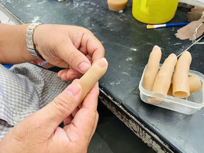 Những ngón tay giả mà anh Trường cần mẫn tạo nên. Ảnh: Thùy Dương