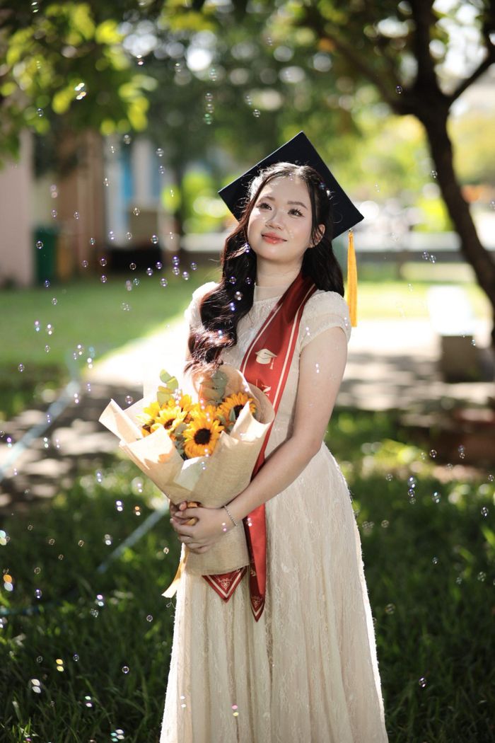 Cũng bắt đầu từ mong muốn lấy lại sự tự tin, Nguyễn Bảo Ngân, 22 tuổi, từng nặng 73,7kg giảm còn 62,8kg ngay vòng thi đầu tiên.