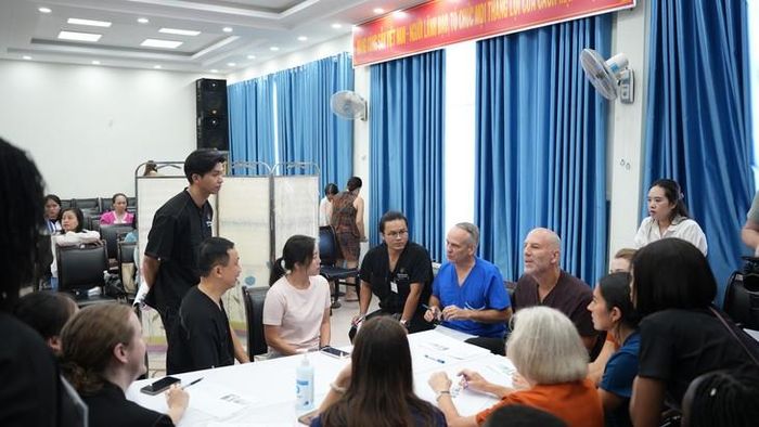 Các bác sĩ, chuyên gia thăm khám sàng lọc cho người bệnh. Ảnh: PV.