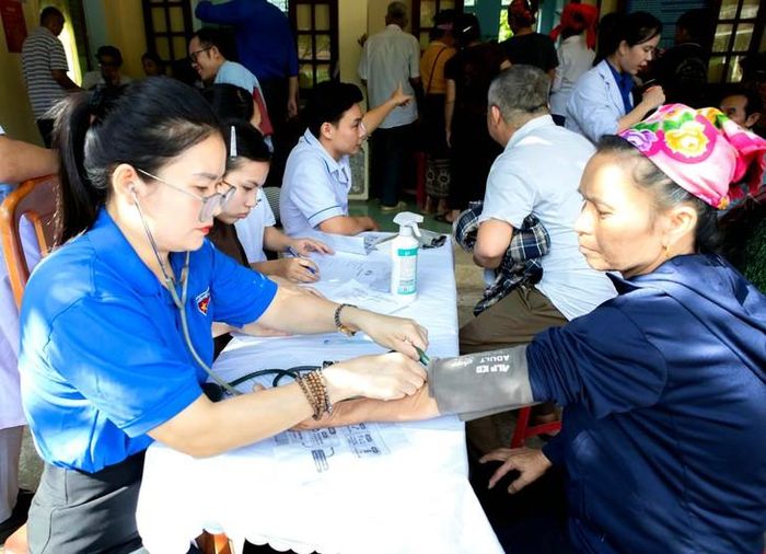 Thực hiện đo huyết áp cho người dân. Ảnh: BVCC.