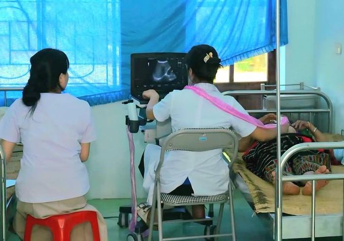 Siêu âm chẩn đoán bệnh cho người dân. Ảnh: BVCC.