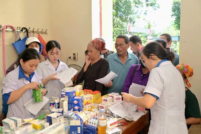 Khám, cấp thuốc miễn phí cho 600 người dân vùng biên giới Nghệ An. Ảnh: BVCC.