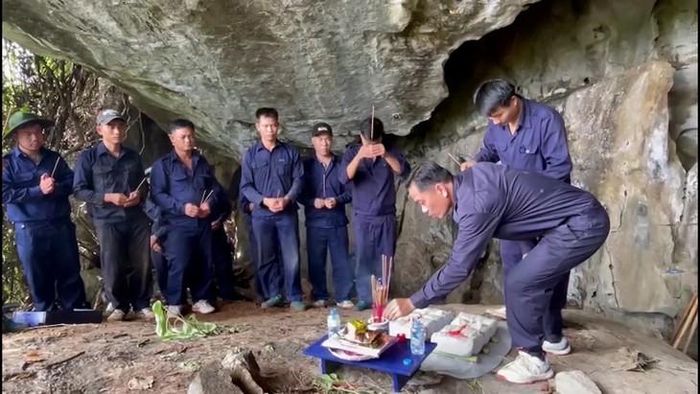 Sau khi cất bốc, 2 hài cốt liệt sĩ và các di vật được bảo quản, thờ cúng trang nghiêm theo quy định. Ảnh: Hoàng Cuối.