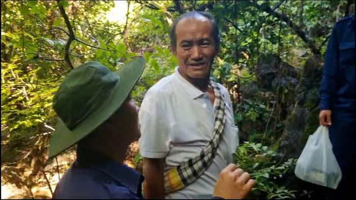 Ông Khăm Vả Xì Chăm Pa cung cấp thông tin về nơi có hài cốt liệt sĩ Việt Nam. Ảnh: Hoàng Cuối.