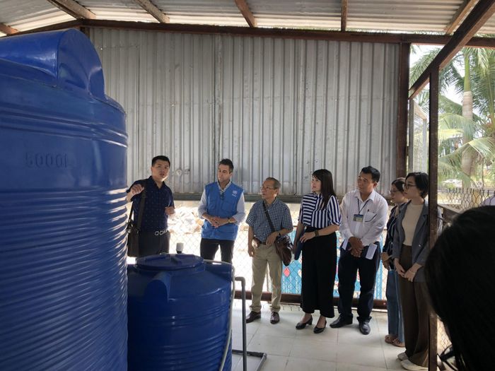 Đoàn WHO và đại diện Bộ Y tế tham quan, đánh giá hệ thống xử lý nước nhiễm mặn RO tại Bệnh viện Cù Lao Minh. Ảnh: Website WHO