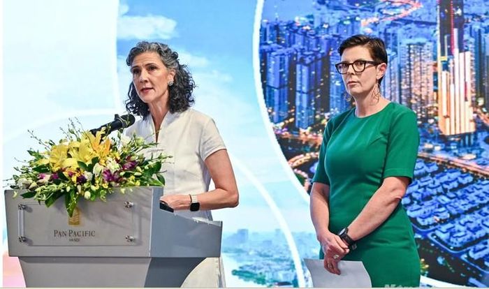 Trưởng Đại diện UNDP Ramla Khalidi và Trưởng đại diện WHO tại Việt Nam Angela Pratt đồng phát biểu tại Hội thảo. Ảnh: TĐ