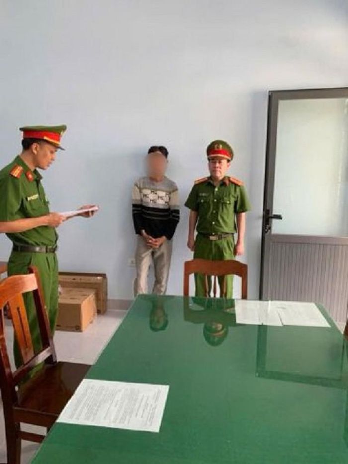 Cơ quan Cảnh sát điều tra tống đạt các quyết định tố tụng đối với bị can N.Q.T. Ảnh: Công an tỉnh Quảng Ngãi