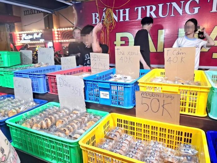 Bánh Trung thu của thương hiệu nổi tiếng cũng "đại hạ giá". Ảnh: Quỳnh Mai
