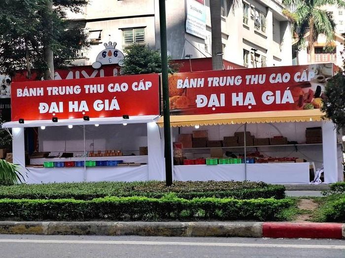 Những tấm biển "Bánh trung thu cao cấp đại hạ giá" xuất hiện rất nhiều trên đường phố Hà Nội. Ảnh: Quỳnh Mai 