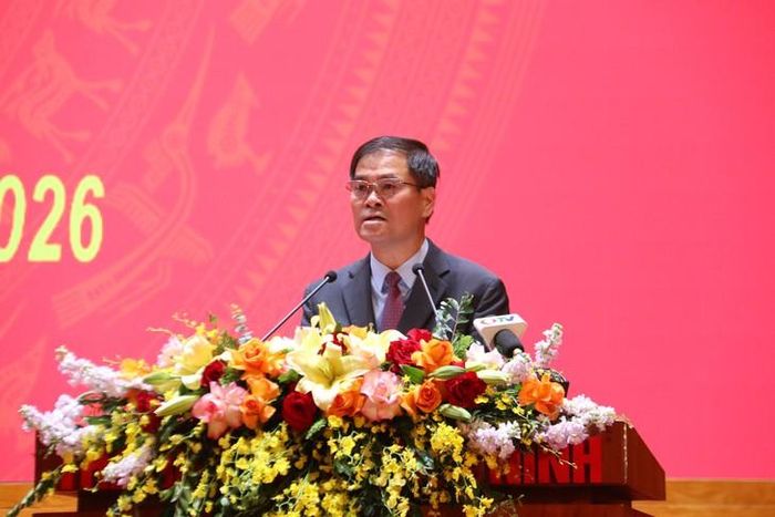 Chủ tịch UBND thành phố Quảng Ninh Bùi Văn Khắng phát biểu tại hội nghị. Ảnh: Tiến Sinh