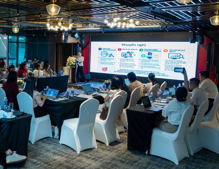 TS Nguyễn Thị Bích Thảo, đại diện nhóm nghiên cứu Trường Đại học Y tế Công cộng trình bày kết quả nghiên cứu tại hội thảo. Ảnh: NP