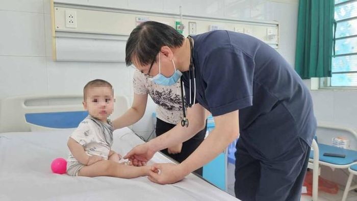 Khi trẻ xuất hiện giật mình bất thường, run, lừ đừ, sốt cao kéo dài, mạch nhanh, thở bất thường hoặc có dấu hiệu suy tuần hoàn, cần đưa trẻ đến cơ sở y tế ngay. Ảnh minh họa. CDC Quảng Ninh