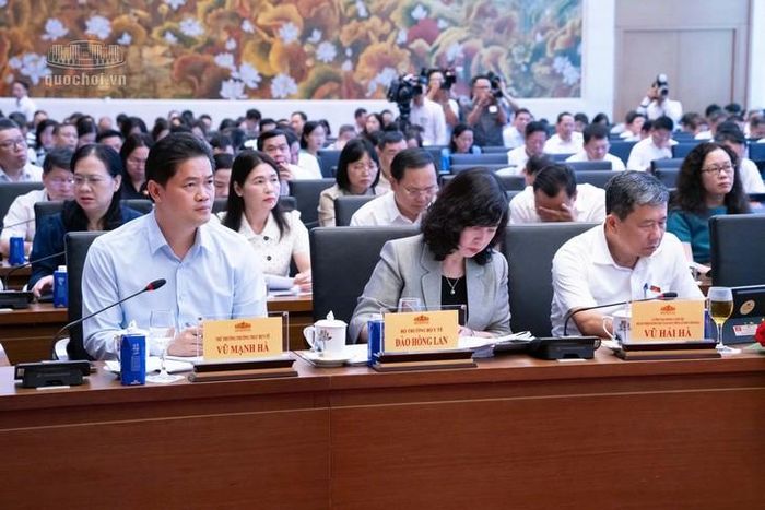 Bộ trưởng Bộ Y tế Đào Hồng Lan và Thứ trưởng Thường trực Bộ Y tế Vũ Mạnh Hà dự Hội nghị. Ảnh: Media Quốc hội