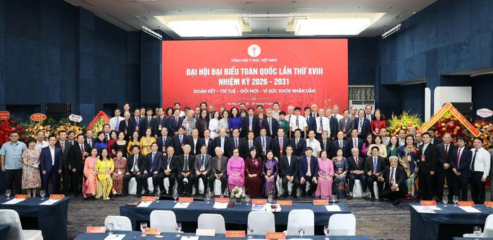 Bộ trưởng Đào Hồng Lan và các đại biểu chụp ảnh cùng Ban Chấp hành Tổng hội Y học Việt Nam nhiệm kỳ 2026-2031. Ảnh: Trần Minh