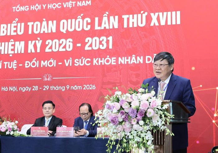 GS.TS Nguyễn Viết Tiến, nguyên Thứ trưởng Bộ Y tế, Phó Chủ tịch Thường trực Hội đồng Y khoa Quốc gia, Chủ tịch Tổng hội Y học Việt Nam phát biểu nhận nhiệm vụ.  Ảnh: Trần Minh