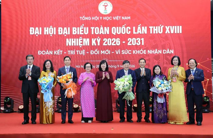 Bộ trưởng Bộ Y tế Đào Hồng Lan, nguyên Bộ trưởng Bộ Y tế Trần Thị Trung Chiến, ông Nguyễn Thái Học, Phó Bí thư Đảng ủy Mặt trận Tổ quốc, các đoàn thể Trung ương chúc mừng Chủ tịch và 5 Phó Chủ tịch Tổng hội Y học Việt Nam nhiệm kỳ 2026-2031 và Chủ tịch danh dự Nguyễn Thị Xuyên. Ảnh: Trần Minh