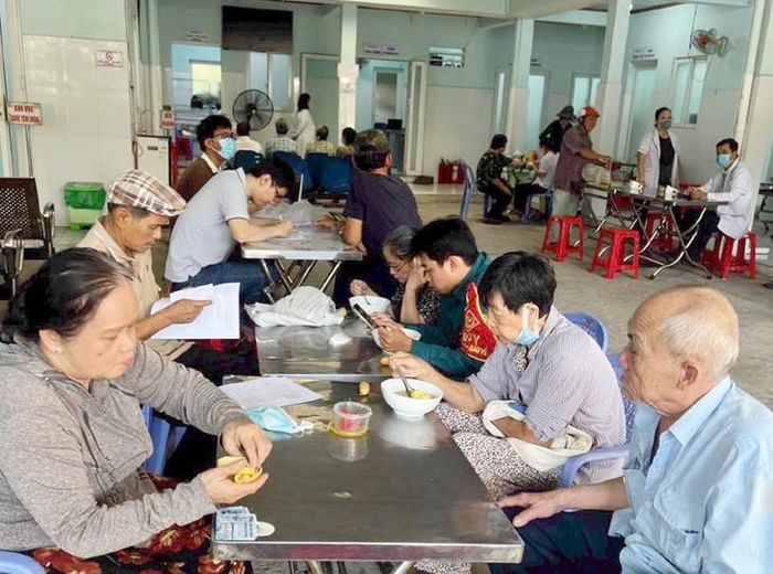 Hôm nào có lịch khám sức khỏe người cao tuổi là Điểm Y tế 2 lại đông vui, ấm áp. Ảnh: T.D