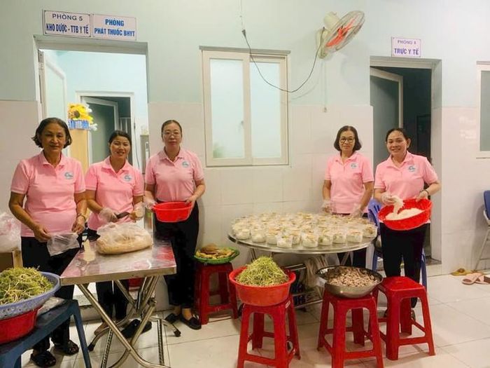 Chị Huỳnh Thị Hồng Vinh (bìa phải) cùng các thành viên Hội Phụ nữ địa phương lên bữa điểm tâm phục vụ bà con cao tuổi tới Điểm Y tế 2 khám sức khỏe. Ảnh: T.D
