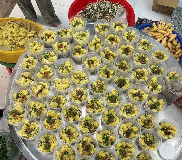 Món điểm tâm nước như há cảo là ưu tiên của " bếp trưởng' Đoàn Thị Thuận, để bà con cao tuổi dễ ăn, dễ nuốt. Ảnh: T.D