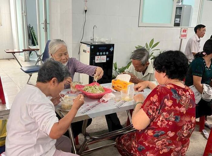 Bà con cao tuổi vui vẻ dùng bữa sáng tại Điểm y tế 2. Ảnh: T.D