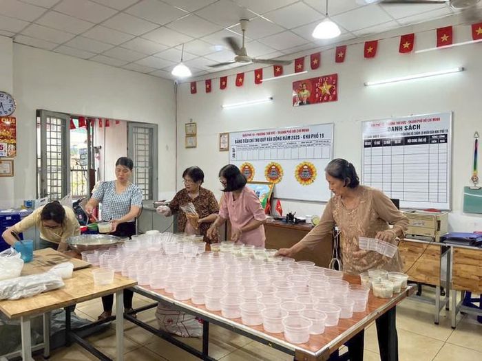 Chuẩn bị ra món ở trụ sở khu phố. Ảnh: T.D